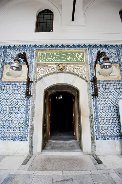 Περίτεχνα πόρτα στο παλάτι Τοπ Καπί στην Κωνσταντινούπολη — Φωτογραφία Αρχείου