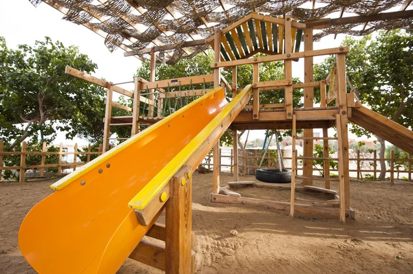 Cornice da arrampicata in un'area giochi per bambini — Foto Stock