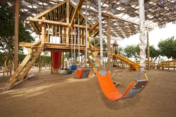 Tırmanma çerçeve içinde çocuk oyun alanı — Stok fotoğraf