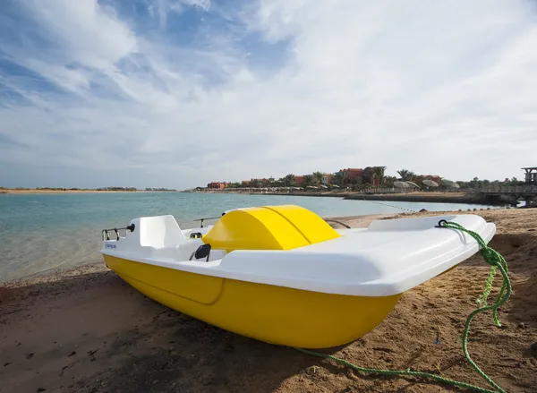 Pedalo barco em uma praia — Fotografia de Stock