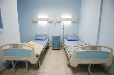 özel hastane koğuşunda yataklar