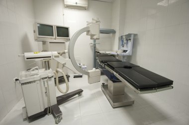 Ameliyathane içinde röntgen cihazı