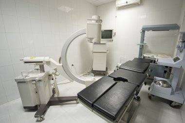 Ameliyathane içinde röntgen cihazı