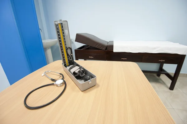 血圧カフと検査ベンチ — ストック写真