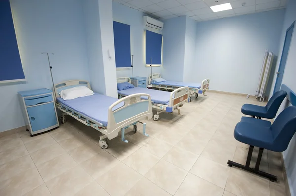 Camas em uma enfermaria hospitalar — Fotografia de Stock