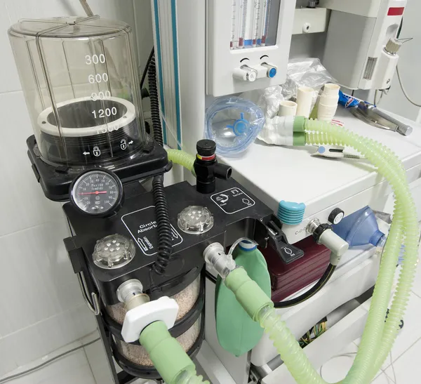 Ventilator machine in ziekenhuis operatiekamer — Stockfoto