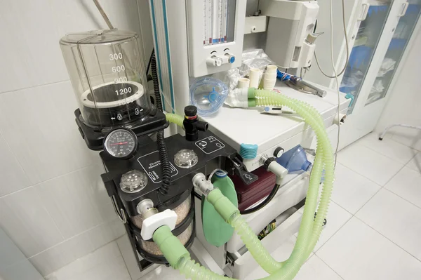 Máquina de ventilación en el quirófano del hospital —  Fotos de Stock