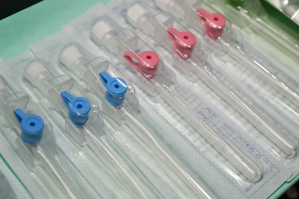 IV infuus naalden in een ziekenhuis — Stockfoto