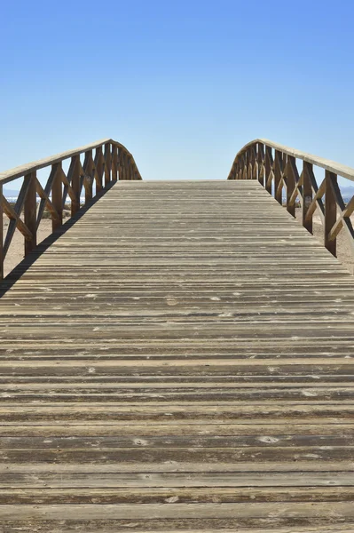 Ponte pedonal de madeira — Fotografia de Stock