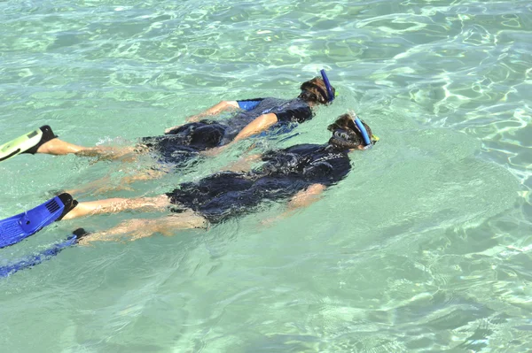 Πατέρας και κόρη, κολύμβηση με αναπνευστήρα — Φωτογραφία Αρχείου