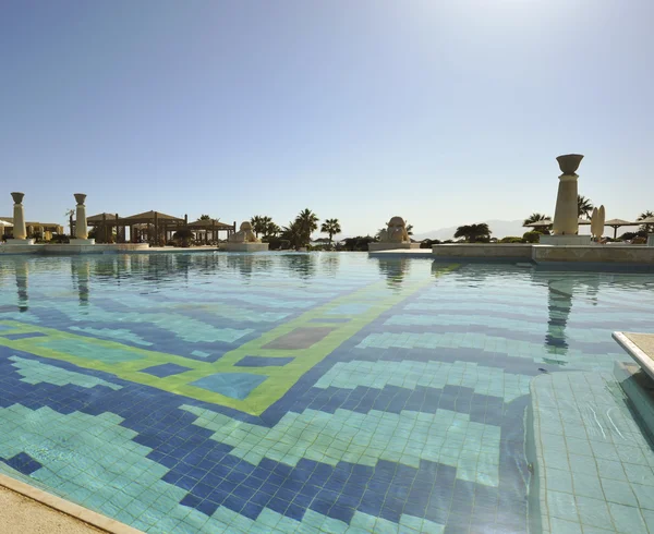 Zwembad in een luxehotel — Stockfoto