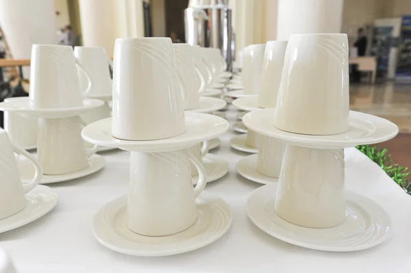 Primo piano di tazze e piattini di fila — Foto Stock