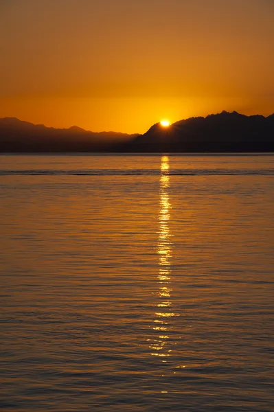 Západ slunce nad pobřežní hory — Stock fotografie