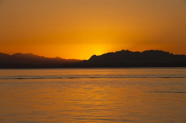 Západ slunce nad pobřežní hory — Stock fotografie