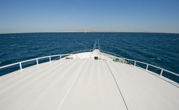 Vista da un grande yacht a motore di lusso — Foto Stock