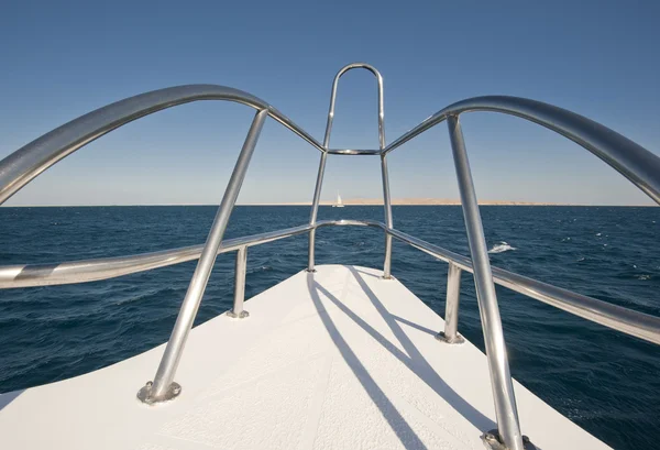Vista da un grande yacht a motore di lusso — Foto Stock