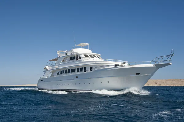 Luksusowy Jacht motorowy na morzu — Zdjęcie stockowe