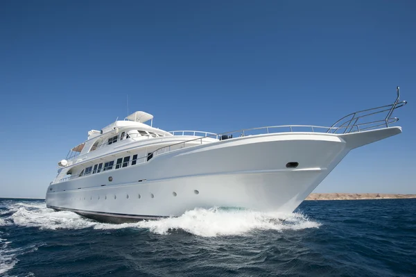 Yacht a motore di lusso in mare — Foto Stock