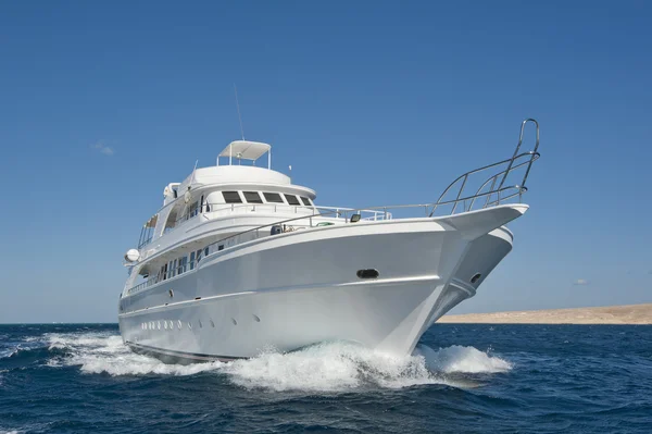 Luksusowy Jacht motorowy na morzu — Zdjęcie stockowe