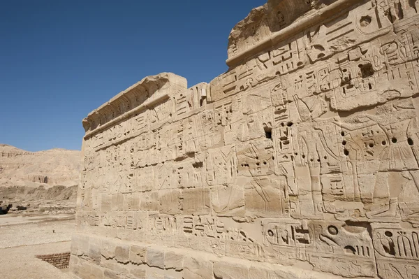 Egyptské Hieroglyfické rytiny na zdi chrámu — Stock fotografie