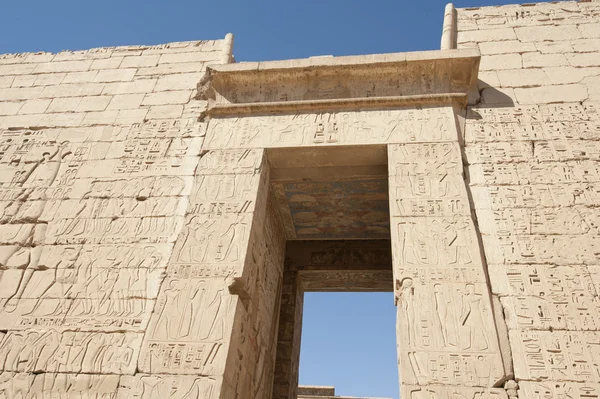 Esculturas hieroglíficas egípcias em uma parede do templo — Fotografia de Stock