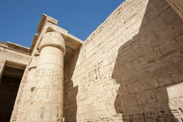 Egyiptomi titokzatos faragványok a templom falán — Stock Fotó