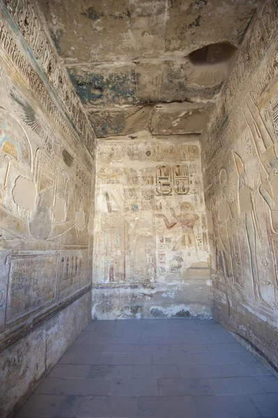 Egyptische hiëroglifische gravures op een tempel muur — Stockfoto