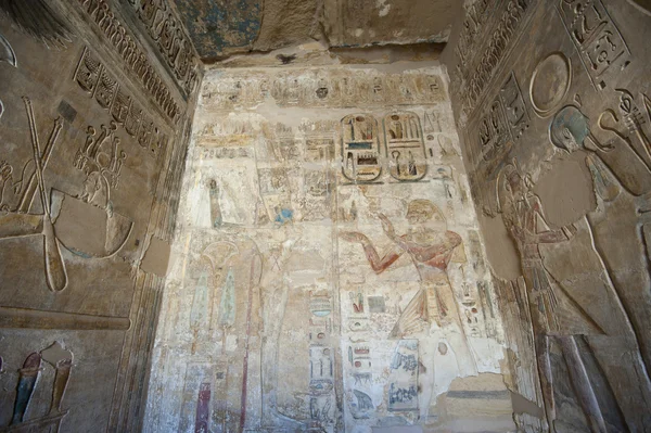 Esculturas hieroglíficas egípcias em uma parede do templo — Fotografia de Stock