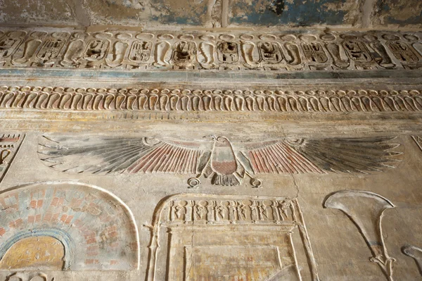 Tallados jeroglíficos egipcios en una pared del templo — Foto de Stock