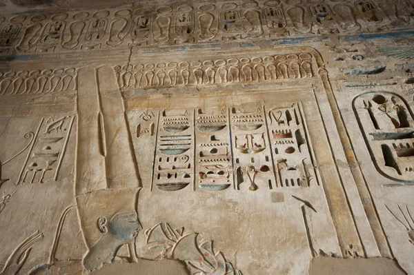 Sculptures hiéroglyphiques égyptiennes sur un mur de temple — Photo