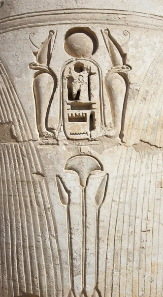 Egyptiska hieroglyfer sniderier på en tempel vägg — Stockfoto