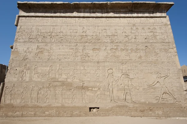 Sculture geroglifiche su un antico muro del tempio egizio — Foto Stock