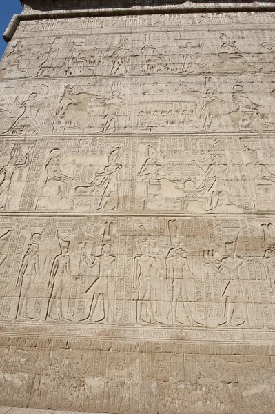 Hieroglyfické rytiny na zdi starověký egyptský chrám — Stock fotografie