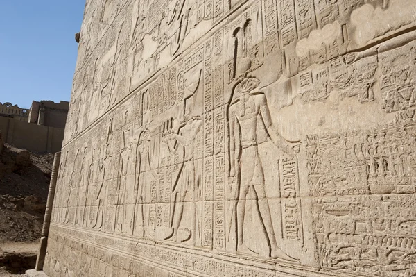 Hieroglificznego rzeźby na ścianie starożytna egipska świątynia — Zdjęcie stockowe