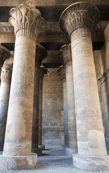 古代エジプトの寺院内の列 — ストック写真