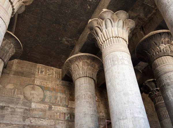 Colonnes dans un ancien temple égyptien — Photo