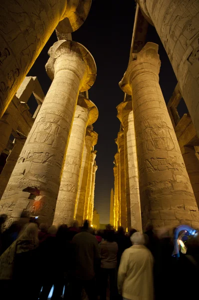 夜に古代エジプトの寺院内の列 — ストック写真