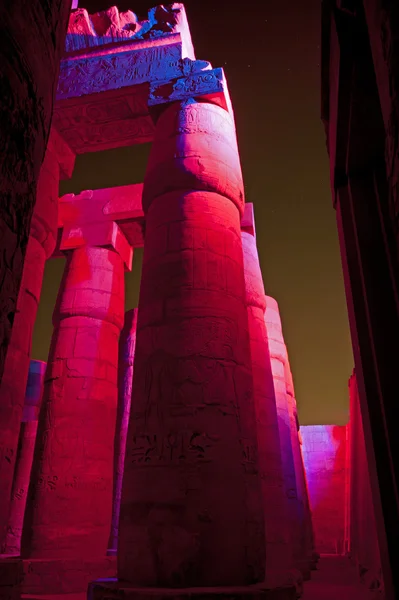 在晚上古埃及神庙中的列 — 图库照片