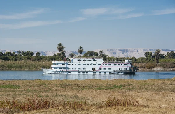 Nílus folyó hajó cirkál révén Luxor — Stock Fotó