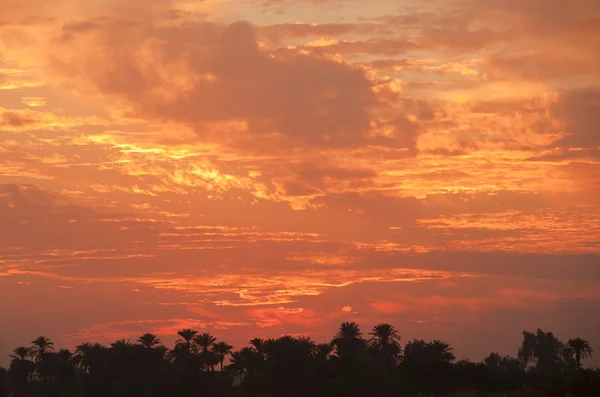 Červené zamračená obloha při západu slunce — Stock fotografie