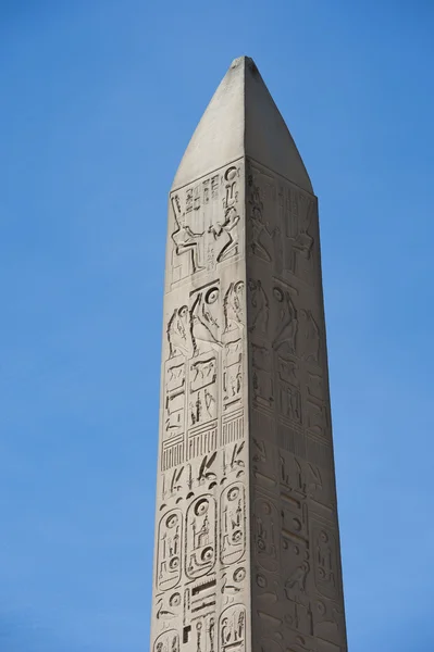 Starověký egyptský obelisk v chrámu — Stock fotografie