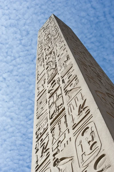 Antigo obelisco egípcio em um templo — Fotografia de Stock