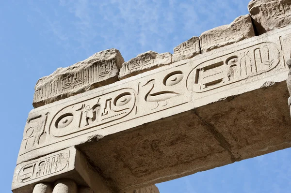 Jeroglíficos egipcios en un templo antiguo — Foto de Stock