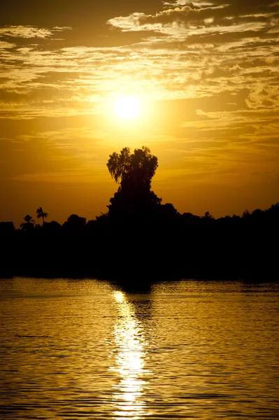 Coucher de soleil sur une grande rivière — Photo
