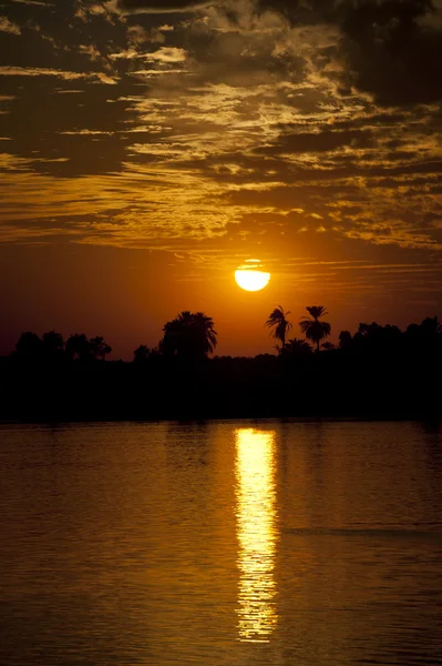 Solnedgång över en stor flod — Stockfoto