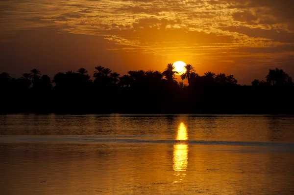 Pôr do sol sobre um grande rio — Fotografia de Stock