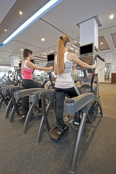 妇女在健身房机器上 — 图库照片