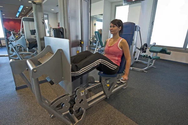Woman on a gym machine — Stock Photo, Image