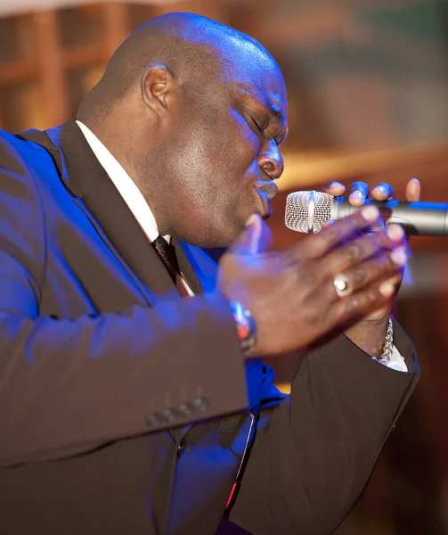 Африканский мужчина, поющий вживую — стоковое фото