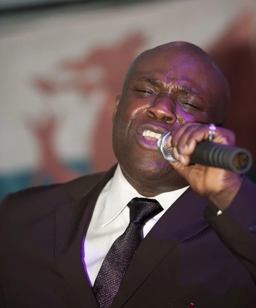 African man singing live — Stock Photo, Image